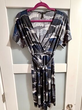 BCBGMAXAZRIA Abstract Print Faux Wrap Dress Tie Waist Knee Length Size S